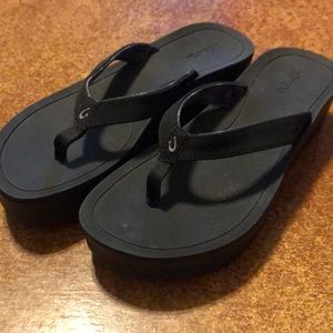 Pio’ lua by Olukai.